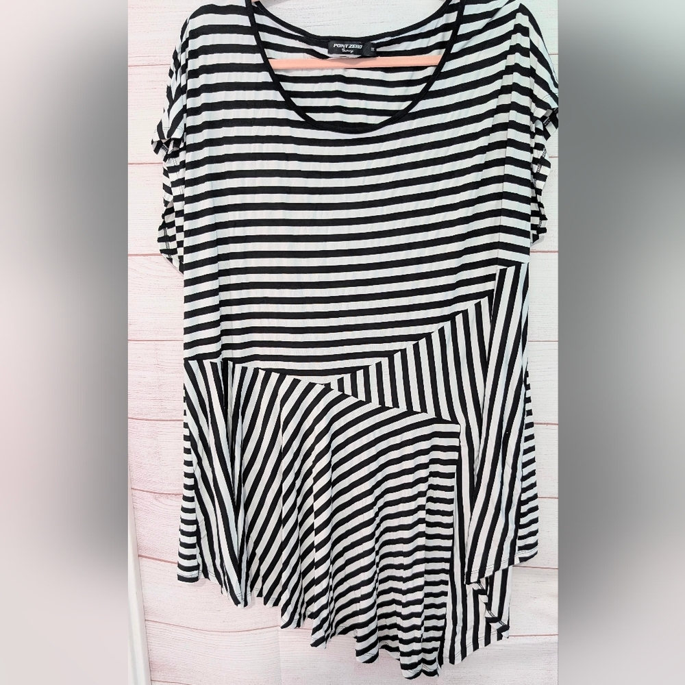 Point Zero Curvy Black and White Asymmetrical Short Sleeve Tee Size 1X